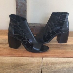 ❤️NOW Italian brand cutout booties❤️
